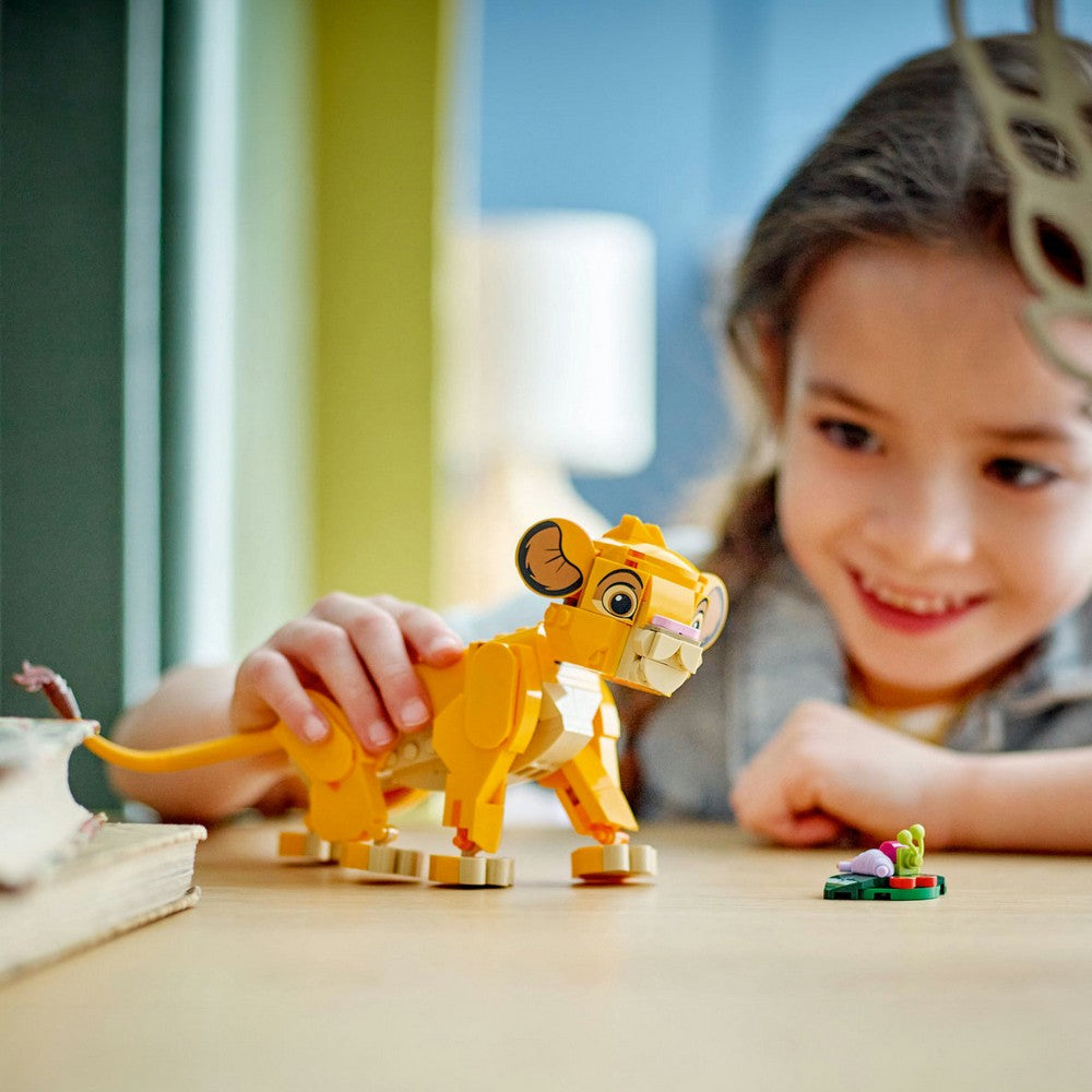 LEGO ǀ Disney Simba, a kis oroszlánkirály - kislany a kirakott Simba figuraval