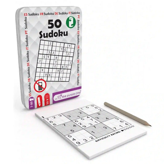 50 de provocari Sudoku többnyelvű logikai játék – szürke mintás fémdoboz 50 Sudoku felirattal, mellette számozott Sudoku-feladatlap és ceruza fehér háttéren.