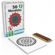 A 50 Mandalas kreatív játék nyitott fém doboza, előtte mandala mintás kihíváslap és öt színes ceruza, nyugtató színezős elfoglaltság gyerekeknek.