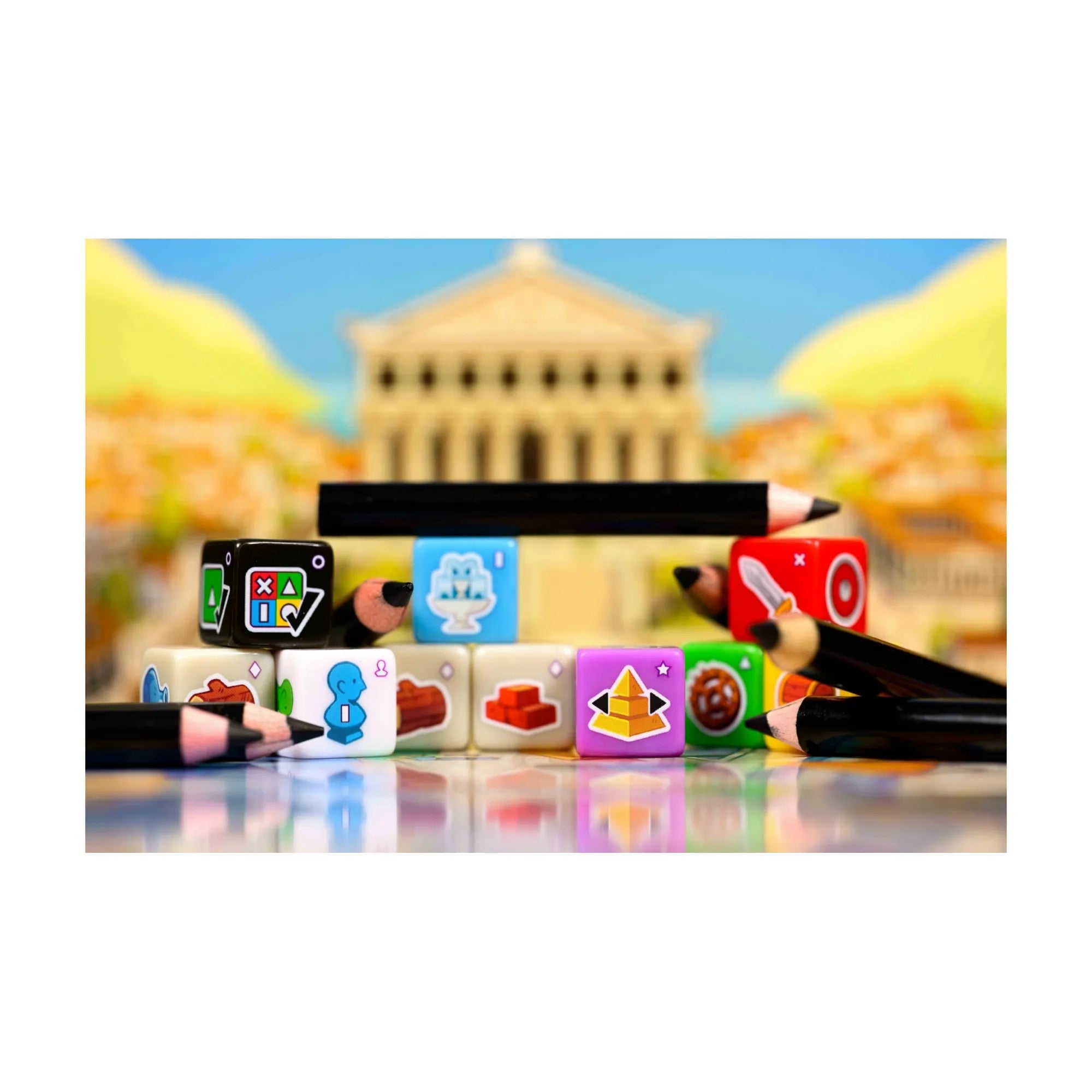 7 Csoda: Kockajáték – sorba rendezett színes dobókockák és ceruzák, háttérben az ókori templom illusztrációjával.