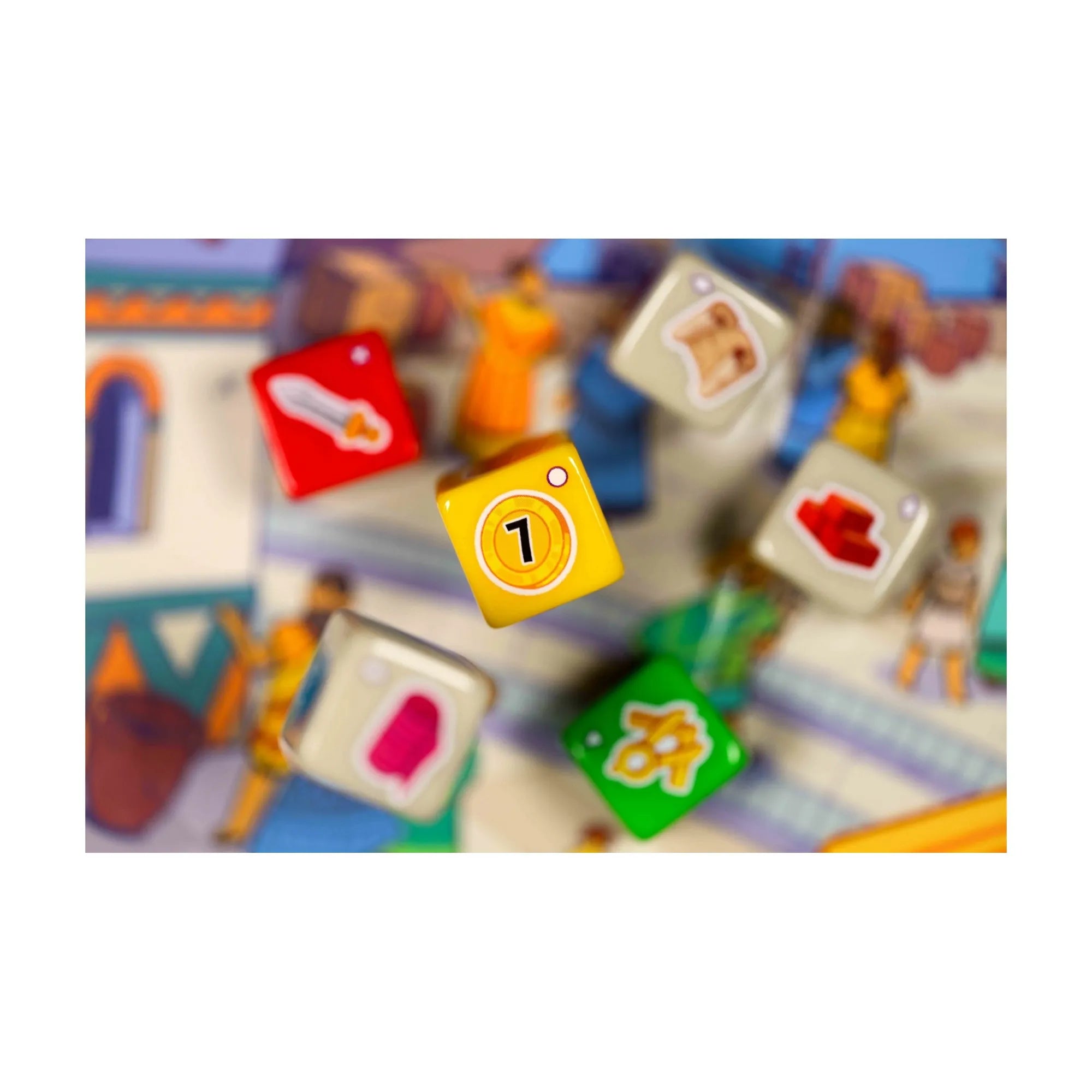 7 Csoda: Kockajáték – színes, jelképeket ábrázoló dobókockák közelről, középpontban a sárga ’7’ érmés kocka.