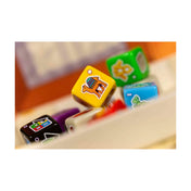 7 Csoda: Kockajáték – sárga teve szimbólumos kocka és több színes dobókocka egy tálcában.