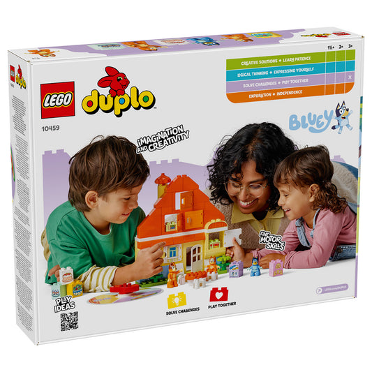 A LEGO DUPLO Bluey családi ház doboz hátoldala, játék közben gyerekekkel.