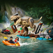 A LEGO Jurassic World T. rex River Escape (76975) jelenete – a hatalmas T. rex dinoszaurusz támad a folyóparton, miközben két minifigura menekül gumicsónakban.