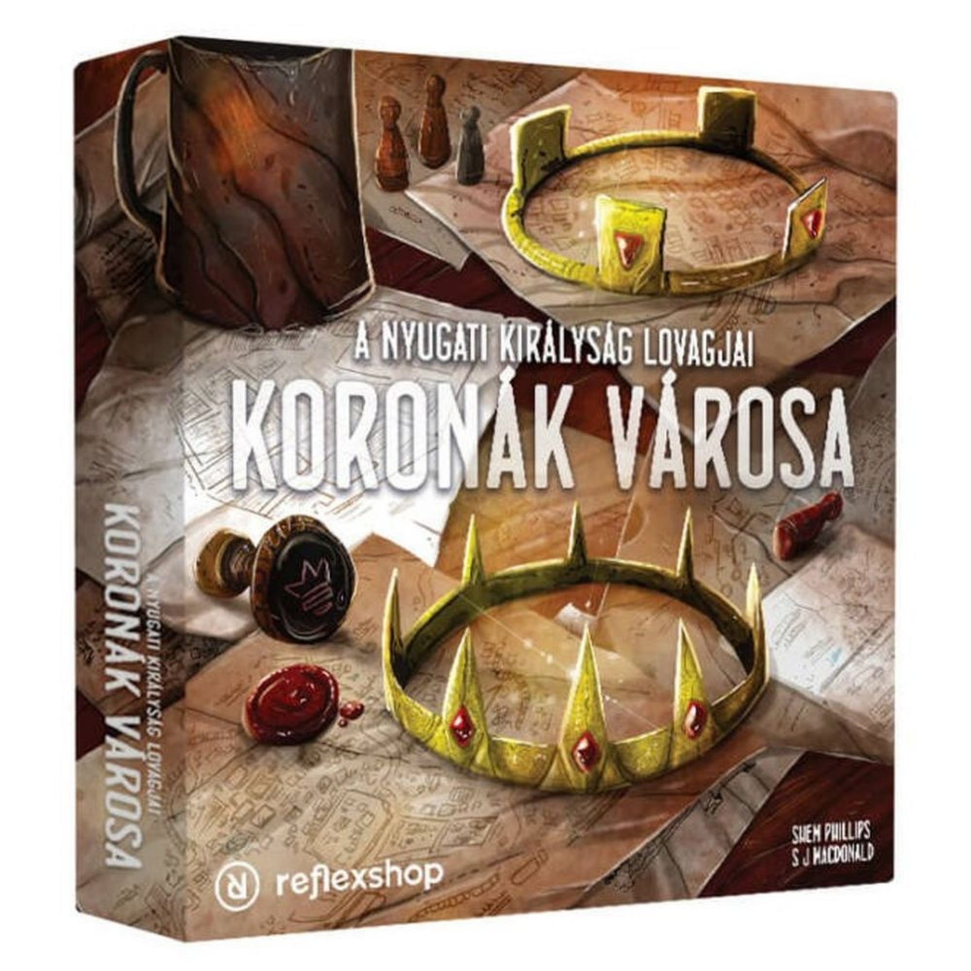 A Nyugati Királyság Lovagjai: Koronák Városa társasjáték doboza, rajta két aranykoronával, pecsétekkel és pergamenekkel egy faasztalon.