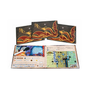 „A Hobbit – Oda és vissza társasjáték könyvszerű pályalapjai és egy filctollal kitöltött játéktábla.”