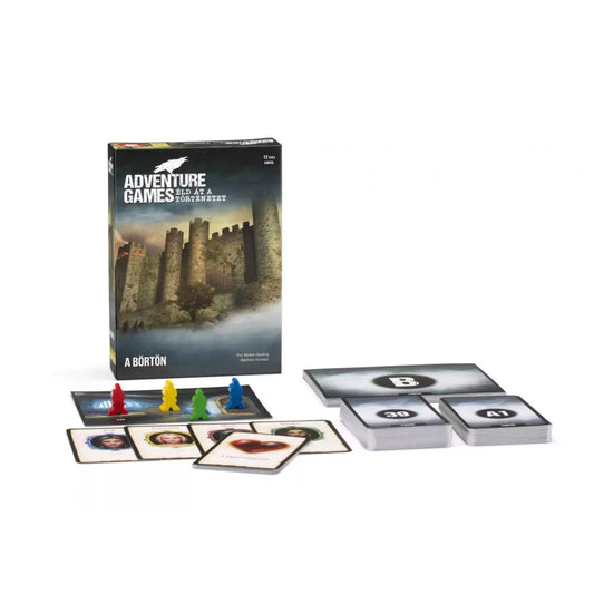 Adventure Games – A börtön társasjáték doboza a játék tartalmával: karakterkártyák, helyszínkártyák, paklik és színes bábufigurák kirakva az asztalon.
