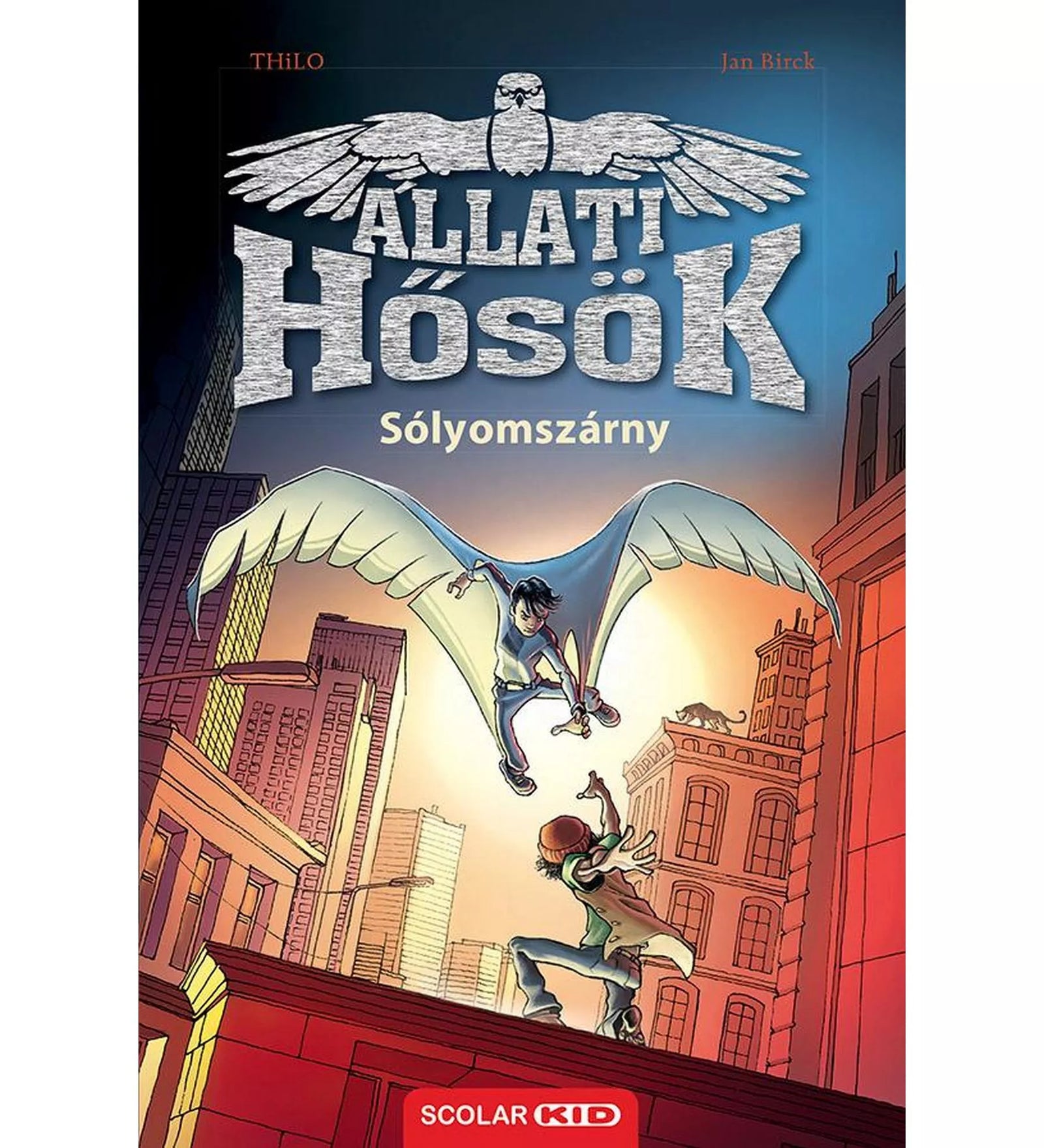 Állati Hősök: Sólyomszárny könyv borítója, amelyen a szárnyas hős egy városi környezet felett repül, miközben egy másik szereplővel akciójelenet bontakozik ki.