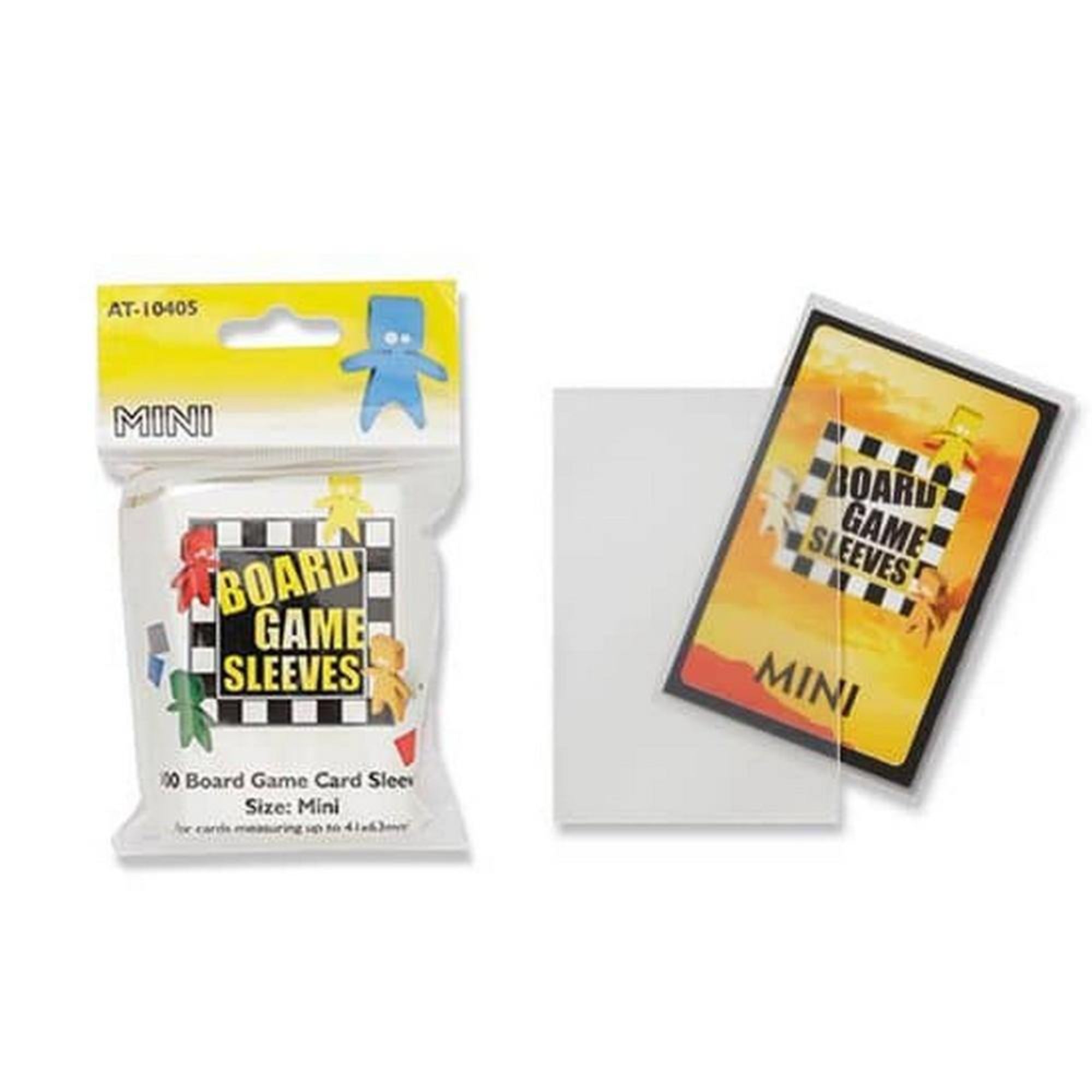 Board Game Sleeves MINI (AT-10405) csomag és minta használat közben – 41x63 mm-es mini kártya védőtokba helyezve, átlátszó, 100 darabos kiszerelés.