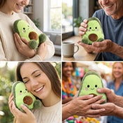 Egy négy képből álló kollázs, amely különböző embereket mutat be egy aranyos, mosolygós plüss avokádóval. A bal felső sarokban egy kislány öleli a plüsst az ölében, a jobb felsőben egy kisfiú tartja az asztalnál egy gyümölcslé mellett. A bal alsó sarokban egy kislány öleli az avokádót a szabadban, a jobb alsóban pedig gyerekek adják át egymásnak a plüsst.