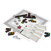 AXIO társasjáték teljes játékkészlete kiterítve, játéktáblával, szimbólumos lapkákkal, pontozólapokkal, jelölőkockákkal és játékelemekkel