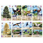 Az „Az erdő: Alpok” társasjáték részletes kártyái, különböző alpesi fajokkal, köztük sasokkal, lepkékkel, fenyőfákkal és hegyi állatokkal illusztrálva.