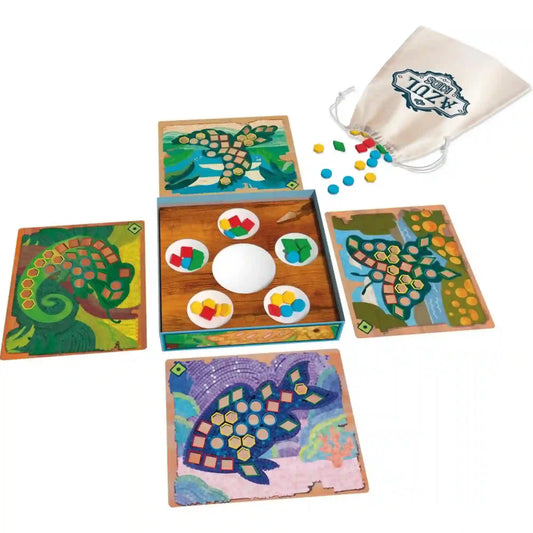 Azul Kids magyar nyelvű társasjáték négy színes, állatmintás játéktáblával, központi játéktérrel, mozaiklapkákkal és vászonzsákkal.