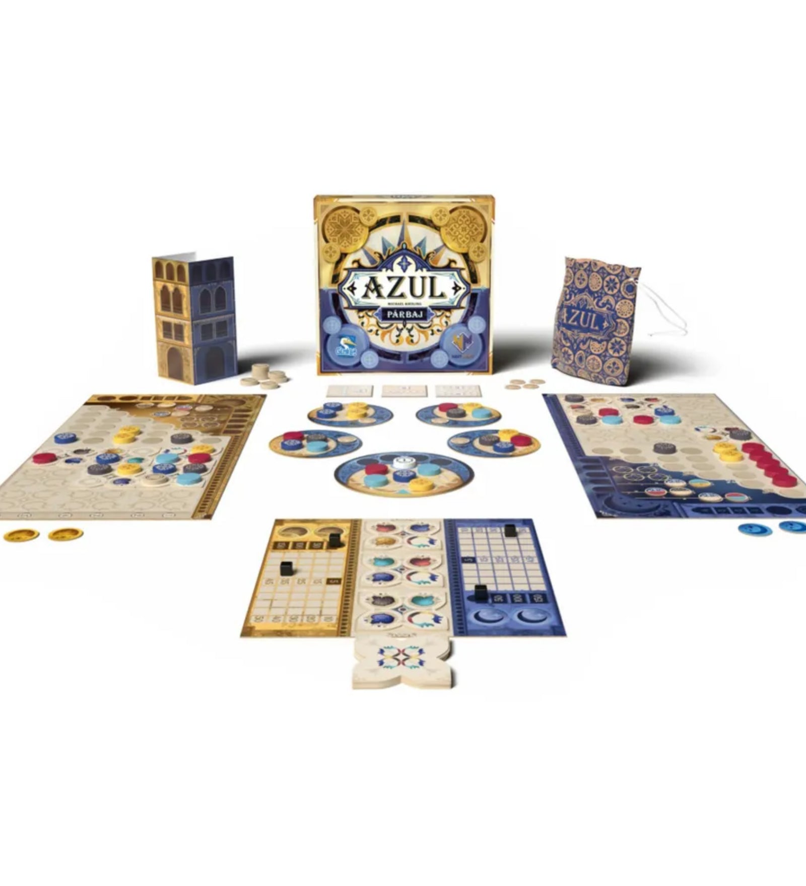 Az Azul Párbaj társasjáték teljes játékképe: két játékostábla, csempék, pontozótábla, textil zsák és dekoratív kartonelemek láthatók az asztalon.