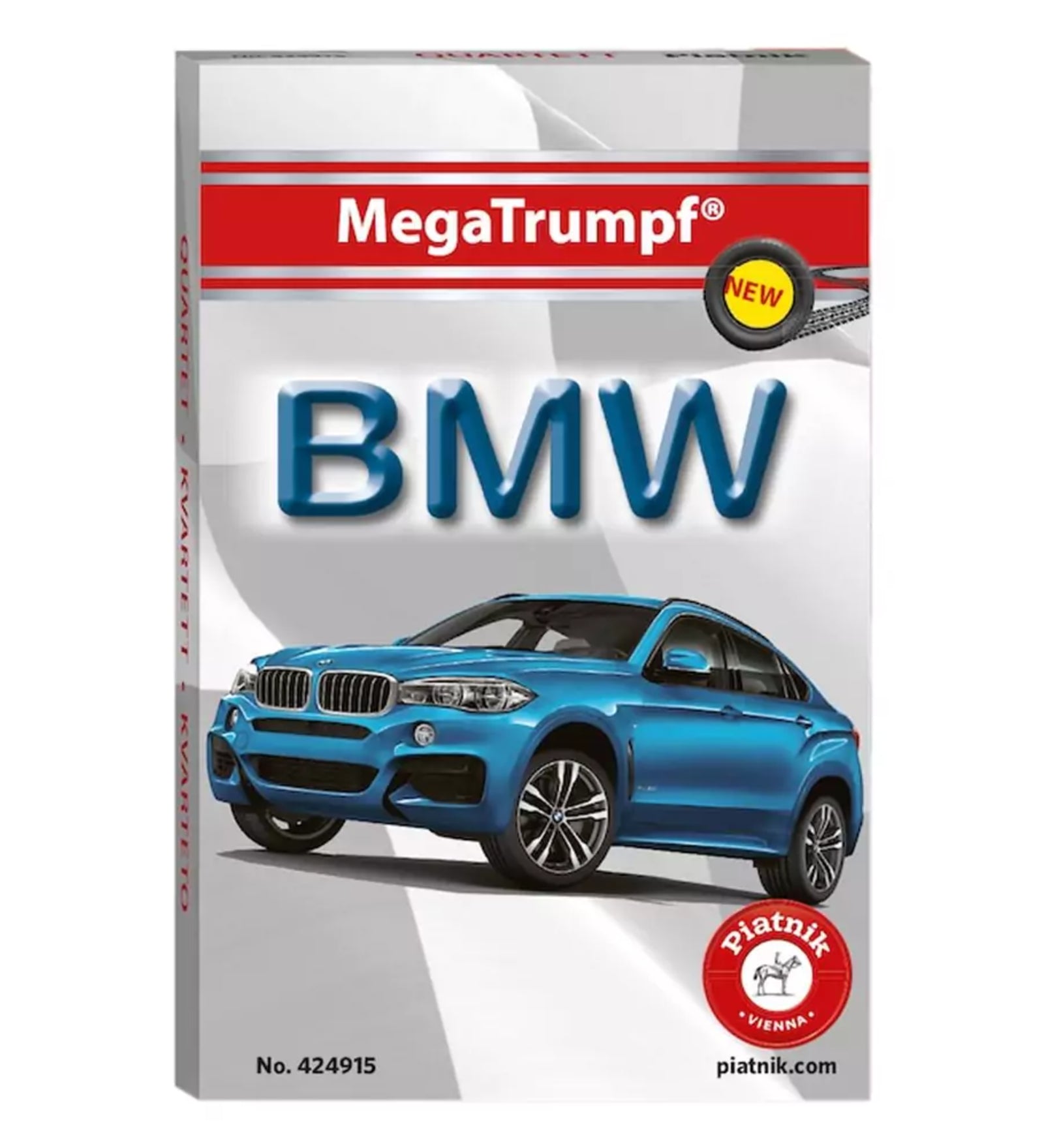 A képen a MegaTrumpf BMW kvartett kártyajáték doboza látható. A csomagoláson egy élénk kék BMW SUV modell szerepel, amely dinamikus és sportos megjelenést sugall. A háttér ezüstös-fehér színvilága kiemeli a piros „MegaTrumpf” logót és a feltűnő, kék „BMW” feliratot. A doboz bal alsó sarkában a jól ismert Piatnik logó is megjelenik, amely a gyártó megbízhatóságát és minőségét jelzi.