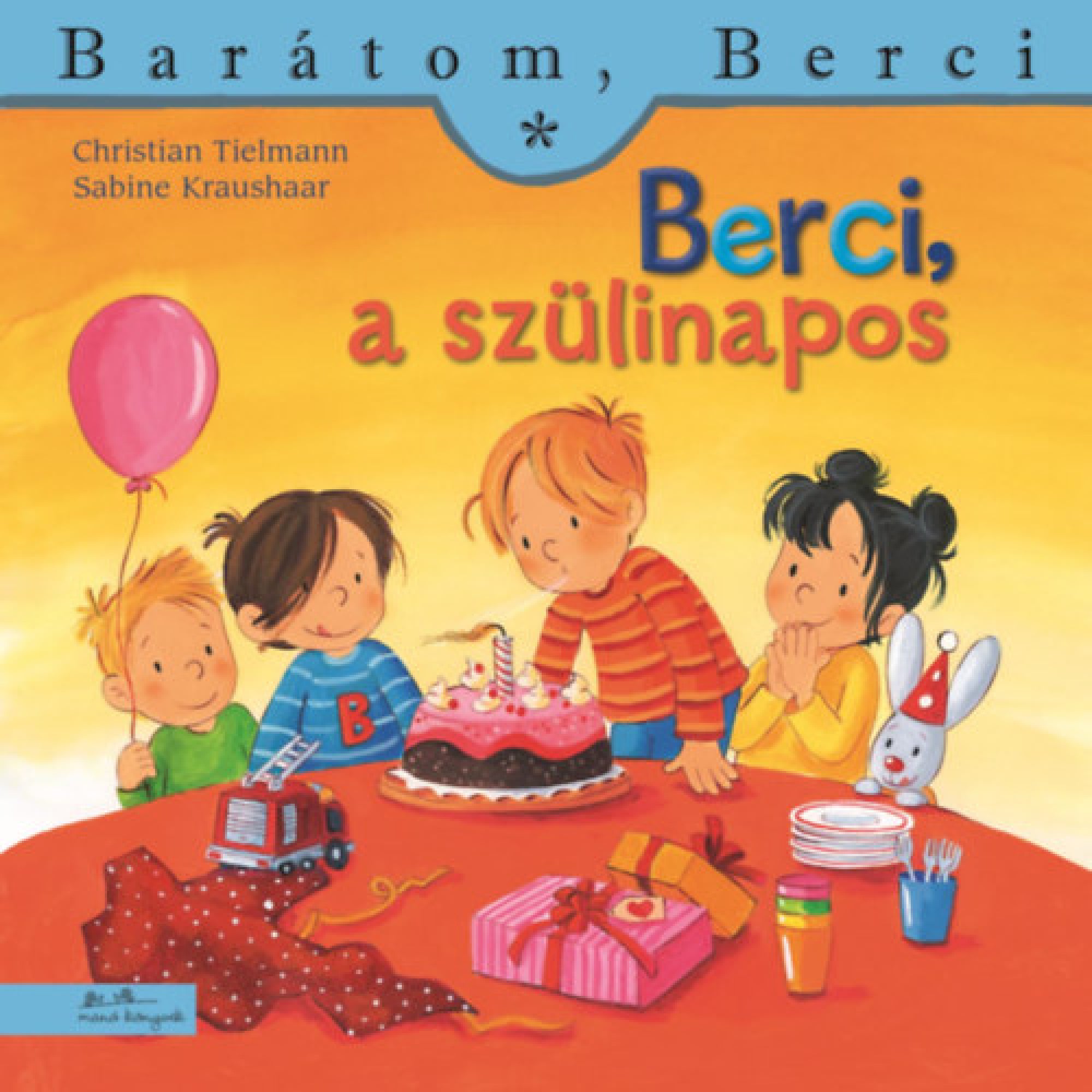 A „Berci, a szülinapos” (Barátom, Berci 21.) című könyv borítója. A képen négy kisgyermek ünnepel egy születésnapi bulin. Középen Berci látható, épp elfújja a gyertyát egy rózsaszín-fehér csokoládétortán. Jobbra tőle egy fekete hajú kislány tapsol, balra két kisfiú áll, egyikük lufit tart, a másik „B” betűs pulóvert visel. Az asztalon színes csomagok, egy játék tűzoltóautó és egy szülinapi nyuszi plüss is helyet kapott, amelyen ünnepi sapka van. A háttér élénk sárga, vidám hangulatot áraszt.