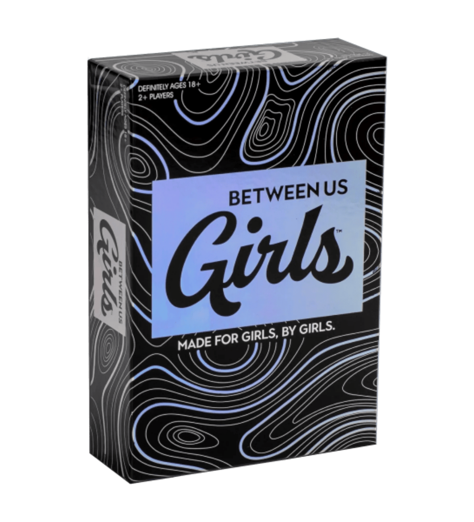 Between Us Girls társasjáték doboza, fekete alapon hologramos hatású felirattal és domborzati mintával, alul a szöveg: Made for girls, by girls.”