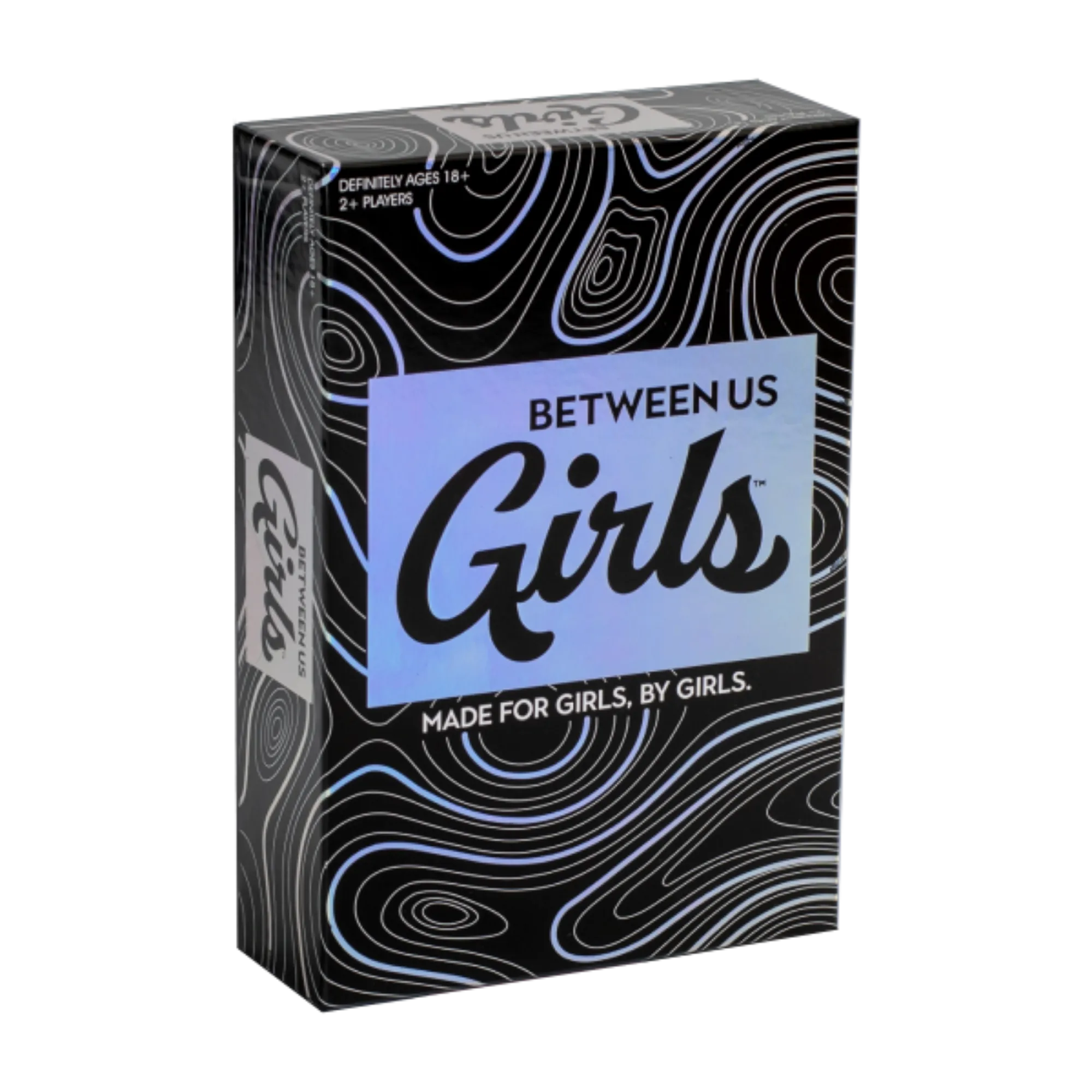 Between Us Girls társasjáték doboza, fekete alapon hologramos hatású felirattal és domborzati mintával, alul a szöveg: Made for girls, by girls.”