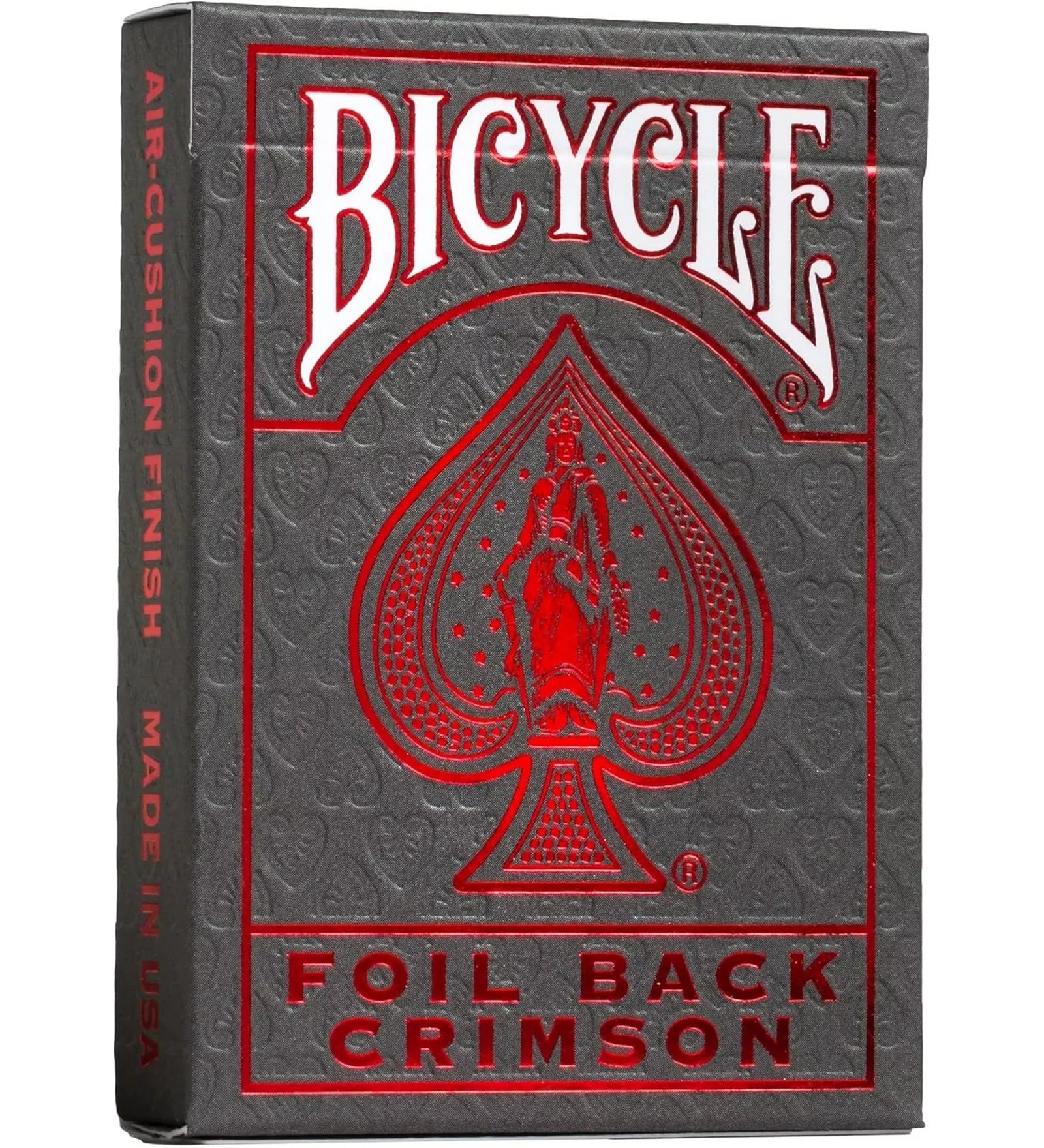 A Bicycle Foil Back Crimson kártyapakli dobozának közeli képe, szürke alapon vörös fóliás pikk ász motívummal és a Bicycle logóval.