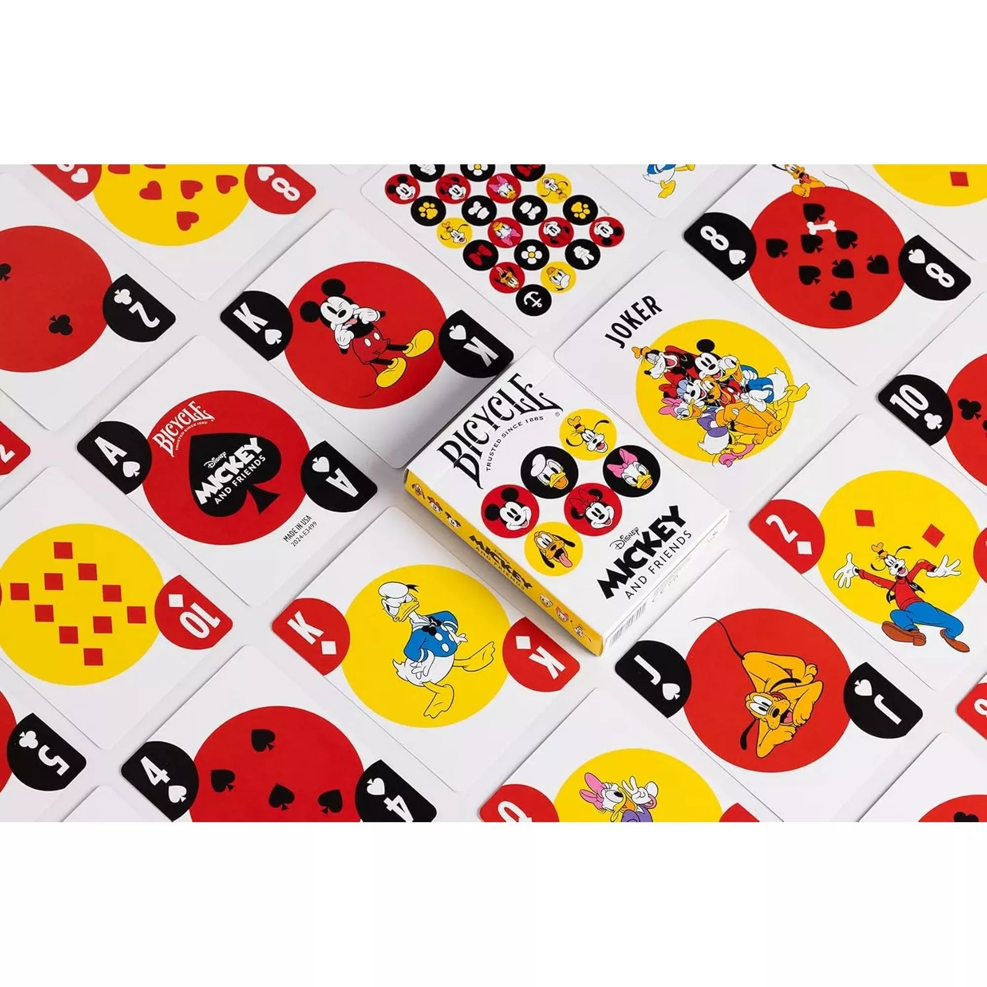 A Bicycle Disney Mickey and Friends kártyapakli kirakott lapokkal, melyeken a klasszikus Disney karakterek – Mickey, Donald, Goofy, Pluto és társaik – szerepelnek vidám, színes stílusban.