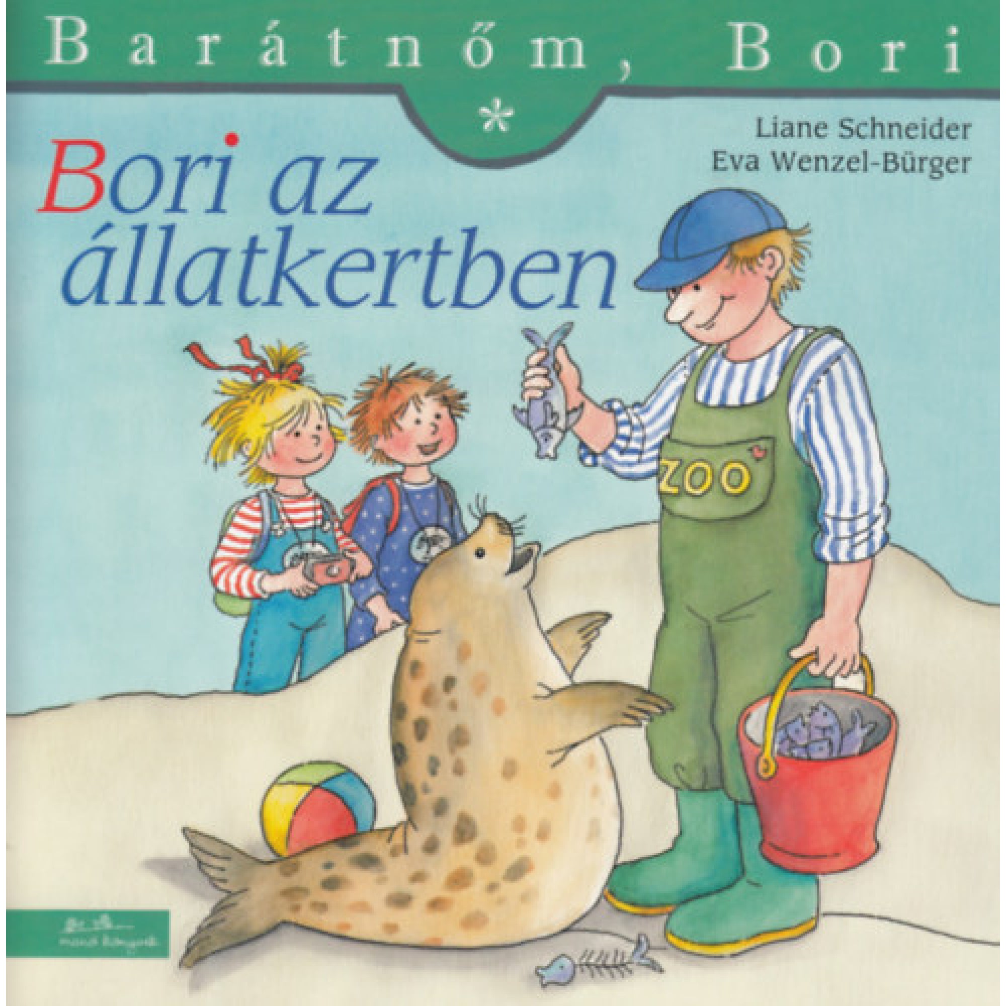 „Bori az állatkertben” borító – Bori és egy barátja izgatottan figyelik, ahogy egy gondozó halat ad egy fókának. A háttérben színes labda és vödör, az előtérben a fóka állva várja a jutalmat.