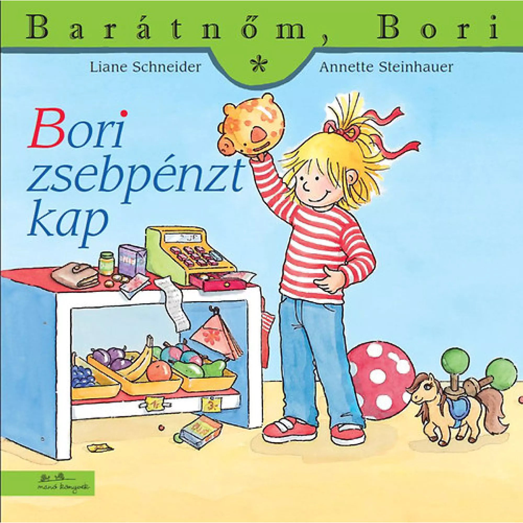 A „Bori zsebpénzt kap” című gyerekkönyv borítója, amelyen Bori örömmel tart egy malacperselyt a kezében, egy játékkal és gyümölcsökkel teli bolt előtt állva.