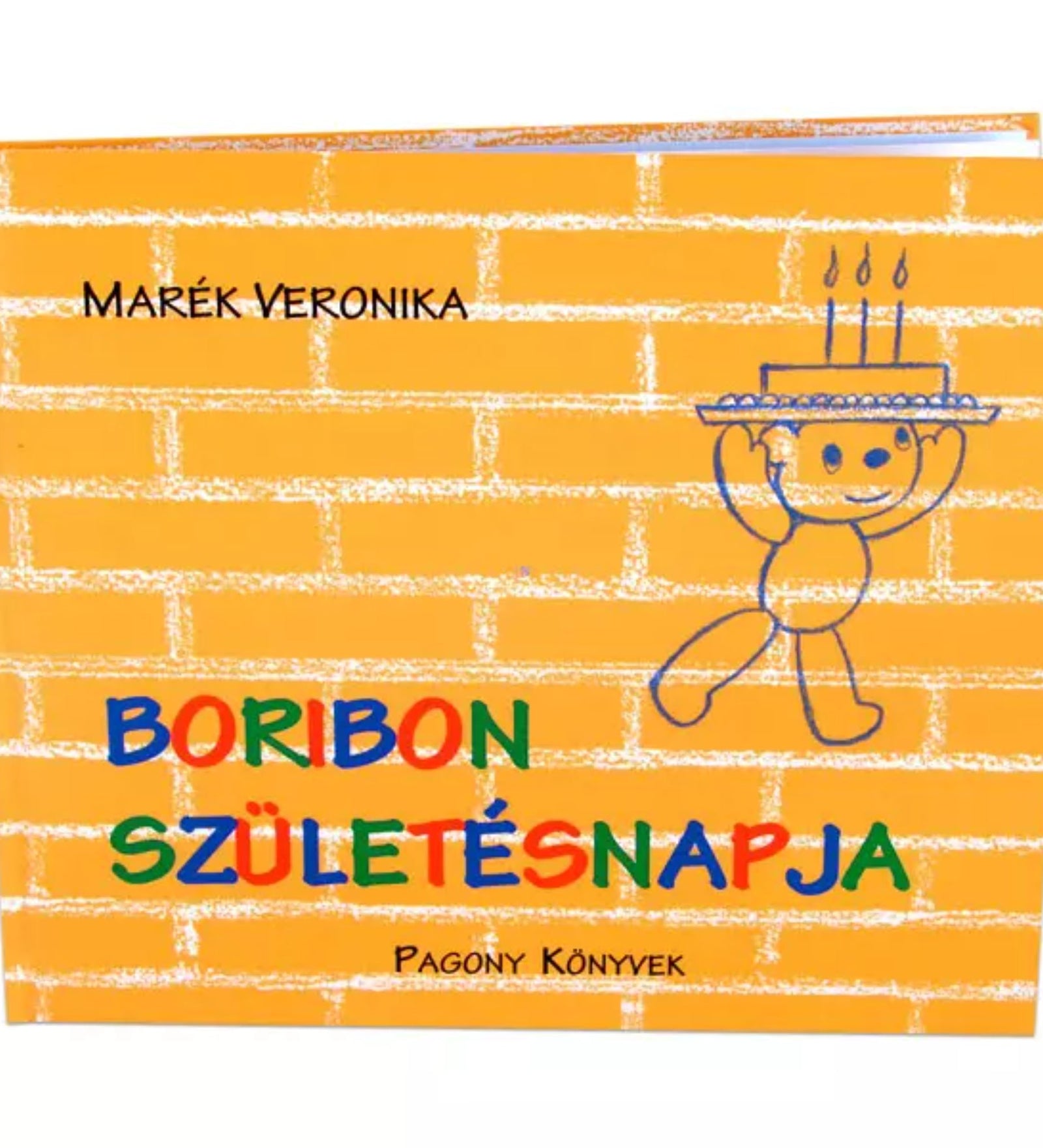 Marék Veronika 'Boribon születésnapja' című könyvének borítója, amely narancssárga, téglafal-mintás háttérrel és egyszerű, kék vonalakkal rajzolt figurával díszített. A figura egy tortát tart a kezében, amelyen gyertyák égnek. A cím színes betűkkel van írva, a 'Pagony Könyvek' kiadó logója alul található.