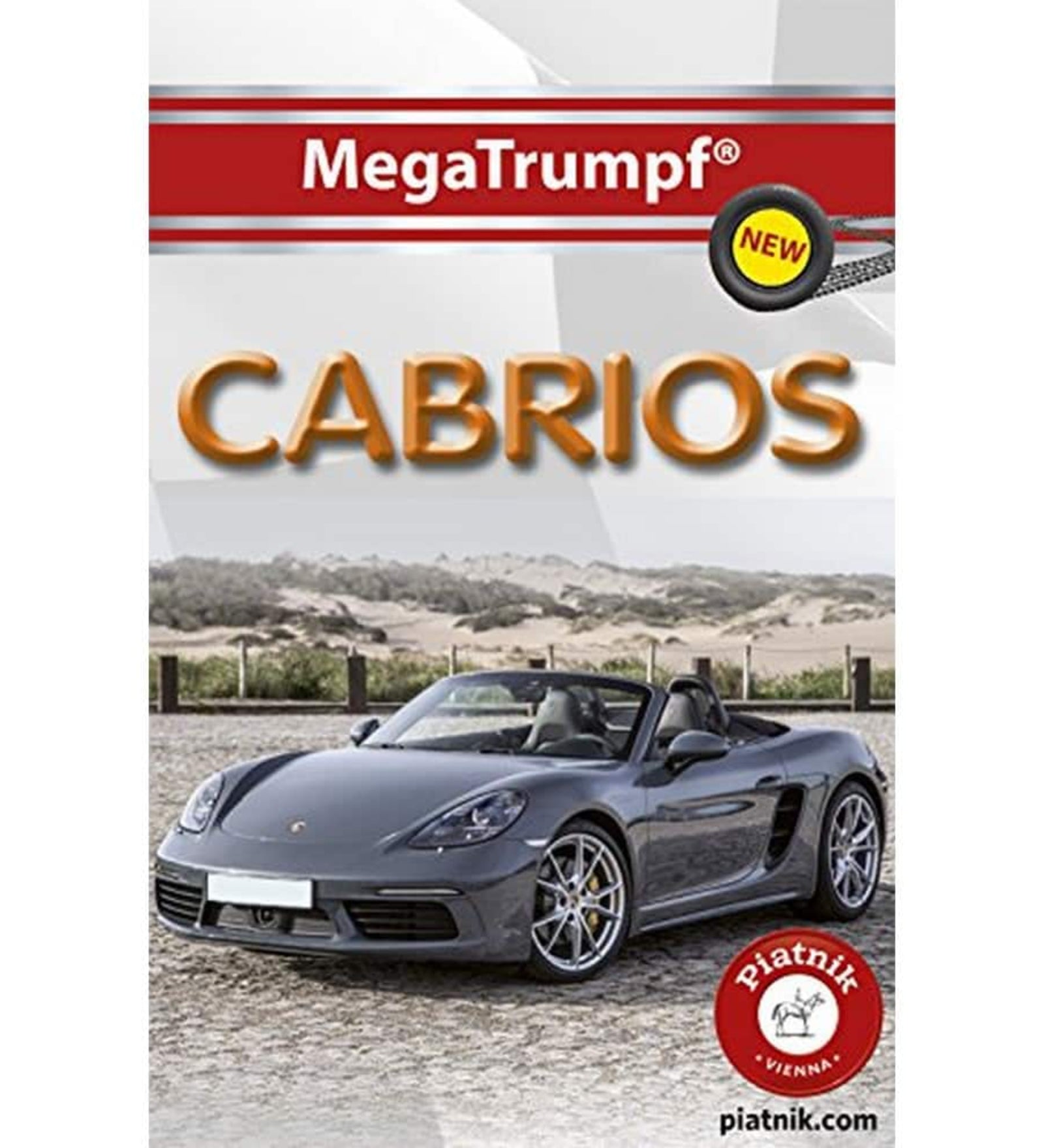 A képen a MegaTrumpf „Cabrios” kvartett kártyajáték doboza látható. A borítón egy elegáns, szürke Porsche kabrió díszeleg, lenyitott tetővel, egy tengerparti, homokos háttér előtt. A doboz tetején piros csíkkal kiemelve szerepel a sorozat neve, a „MegaTrumpf® NEW” logóval. A „CABRIOS” felirat nagy, arany betűkkel hívja fel a figyelmet a játék témájára – stílusos, nyitott tetejű autókra. A jobb alsó sarokban a Piatnik logó található, amely a gyártót jelöli.