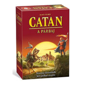 A képen a "Catan: A párbaj" kártyajáték vörös doboza látható. A doboz borítóján két lovag látható, akik egy gyönyörű táj előtt, a naplementében, küzdenek a Catan szigetén. A dobozon a játék címe sárga nyomtatott betükkel van feltüntetve.