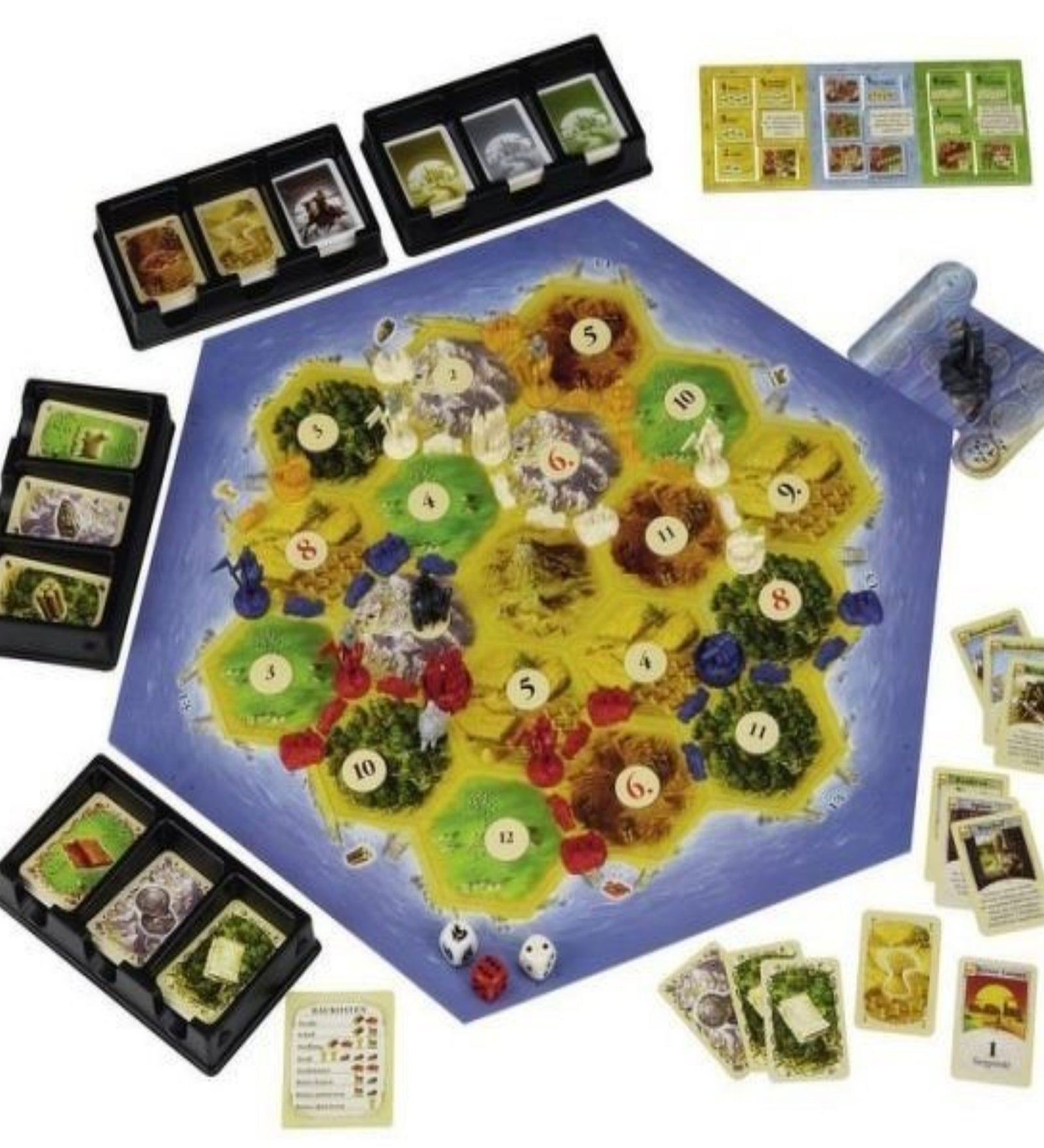 A Catan – Lovagok és városok kiegészítő társasjáték kinyitott játéktáblája hatszögletű mezőkkel, kártyákkal, kockákkal és különböző színű játékosbábukkal.
