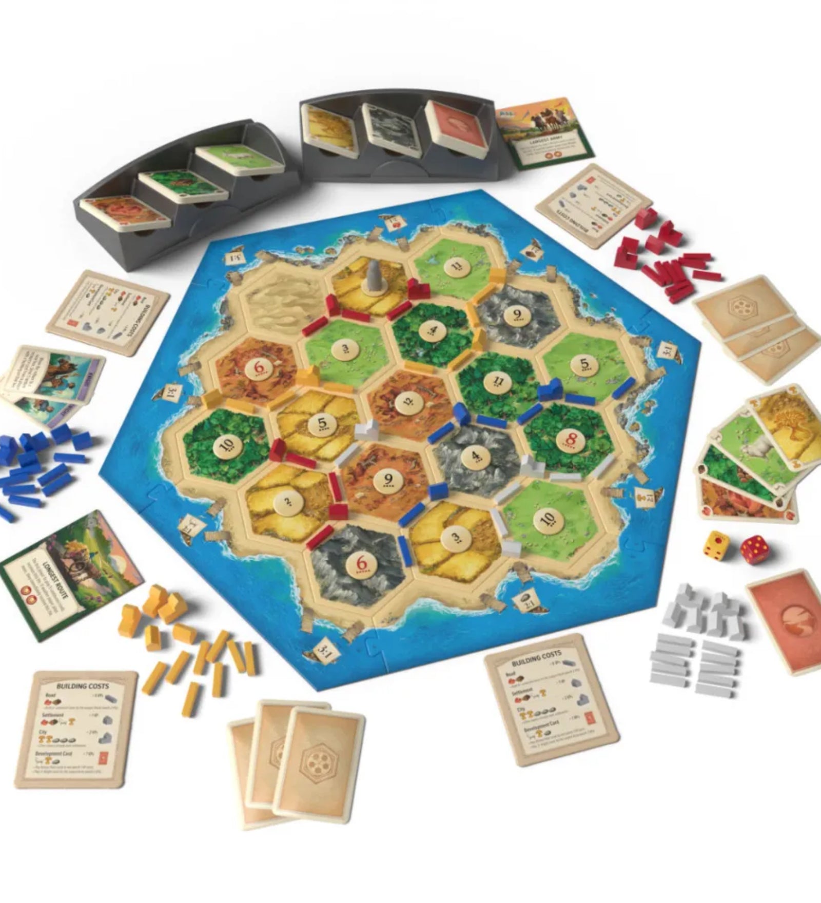 A Catan telepesei 2025-ös kiadásának játéktáblája az összes tartozékkal: hatszögletű mezők, erőforrás- és fejlesztéskártyák, színes bábuk, dobókockák, játékoskártyák és tárolók.
