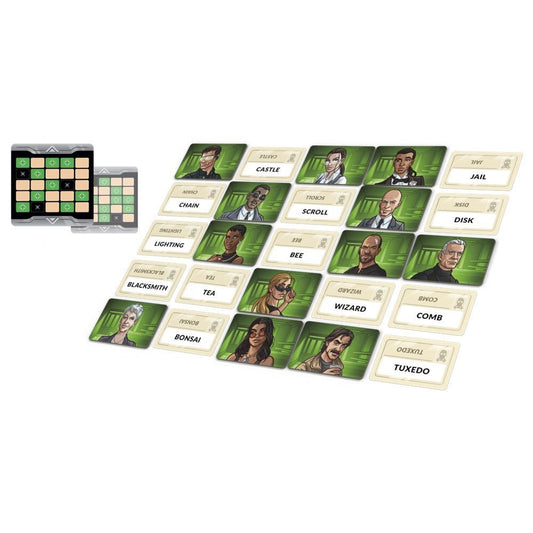 A Codenames Duet társasjáték játék közben: az asztalon 5x5-ös rácsban elhelyezett szó- és karakterkártyák láthatók, mellettük egy kódoló tábla. A játékosok feladata, hogy egymásnak szavakkal adjanak utalásokat a helyes kártyák megtalálásához.