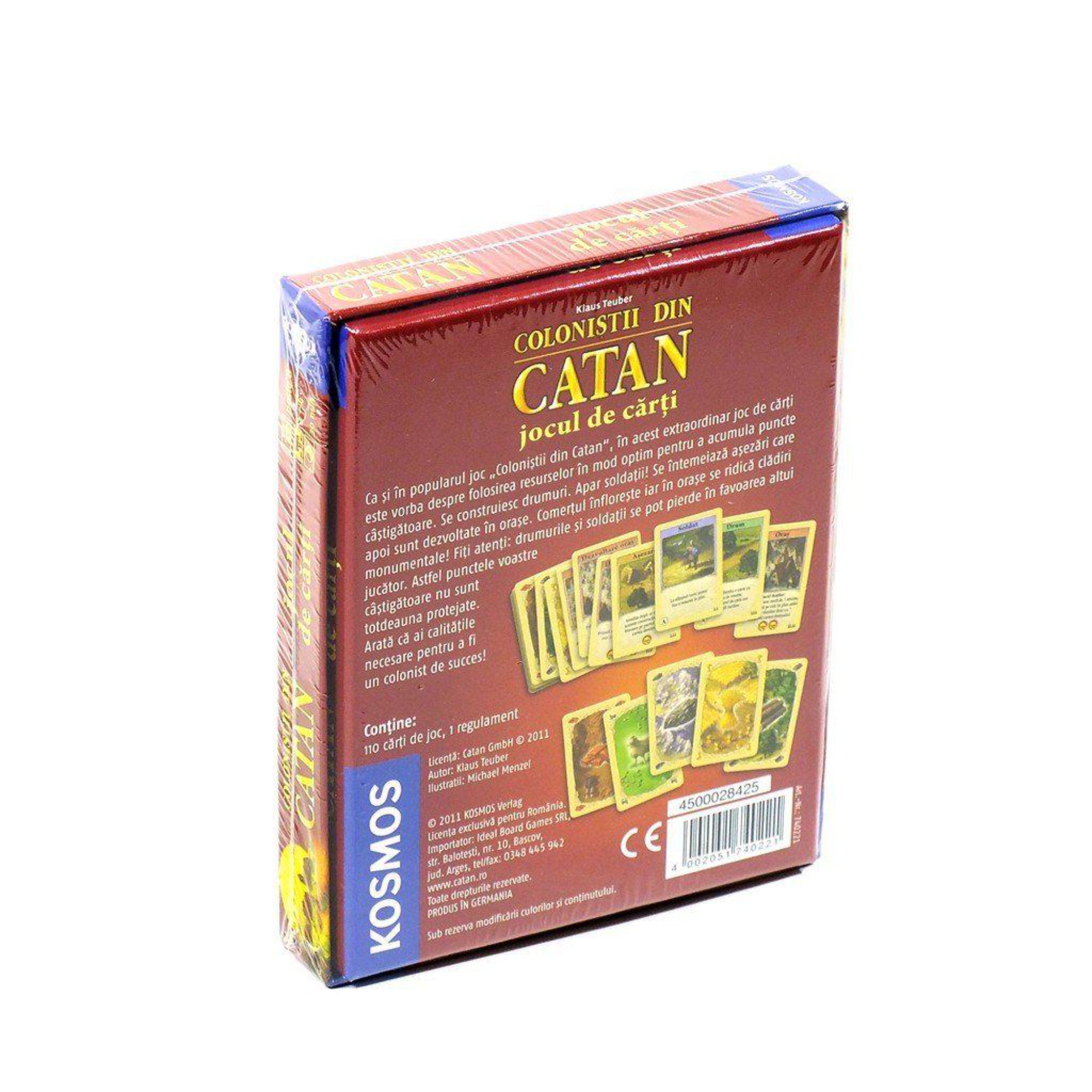 Ez a kép a „Coloniștii din Catan – jocul de cărți” (Catan telepesei – kártyajáték) dobozának hátlapját mutatja. A dobozon román nyelvű ismertető olvasható, amely röviden bemutatja a játékmenetet: a játékosok erőforrásokat gyűjtenek, utakat és falvakat építenek, valamint fejlesztéseket hajtanak végre, hogy győzelmi pontokat szerezzenek. A középső részen látható a kártyák egy része is, például nyersanyag- és fejlesztéskártyák. 