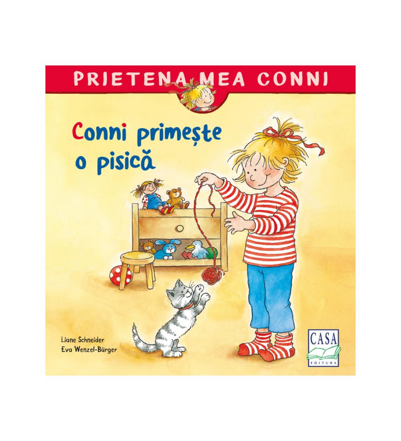 „Prietena mea Conni – Conni primește o pisică könyv borítója, amelyen Conni piros-fehér csíkos felsőben játszik egy szürke kiscicával, háttérben játékokkal teli láda.”