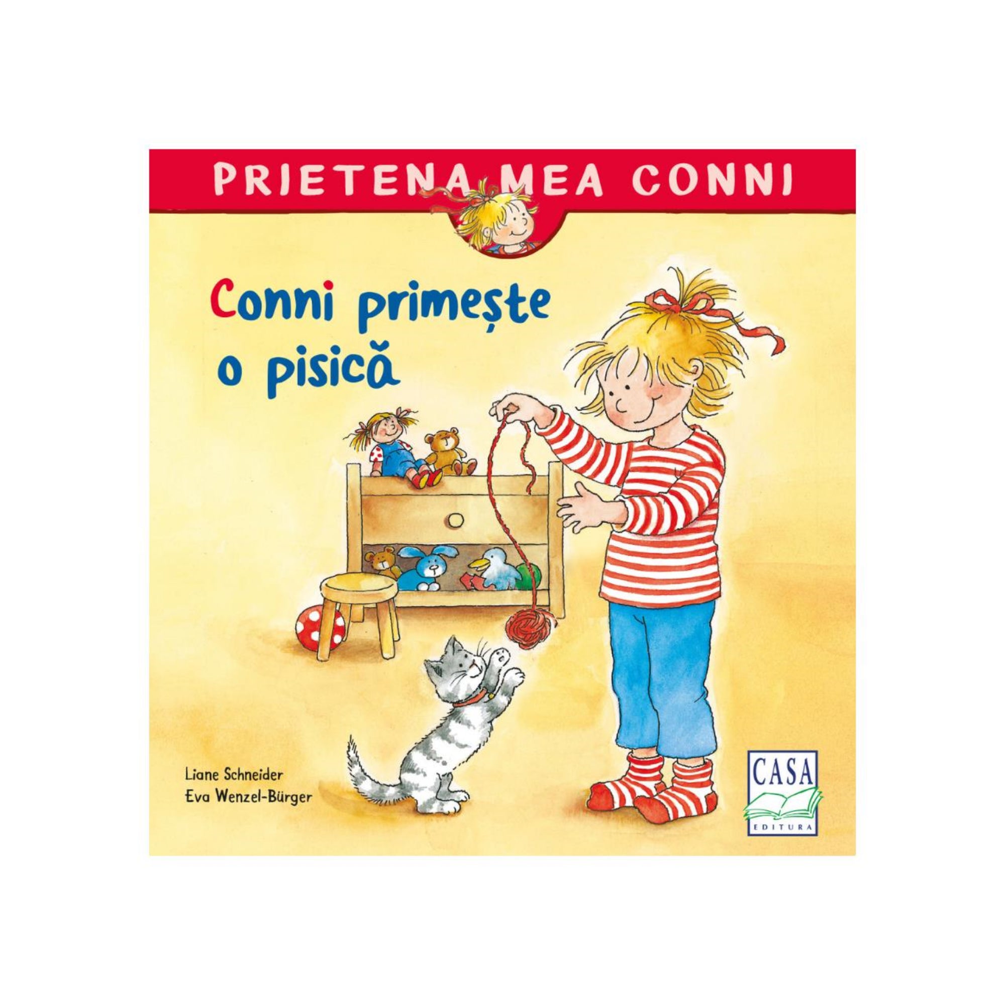 „Prietena mea Conni – Conni primește o pisică könyv borítója, amelyen Conni piros-fehér csíkos felsőben játszik egy szürke kiscicával, háttérben játékokkal teli láda.”