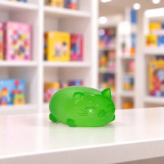 Cool Mix Super Gel zöld cica stresszlevezető játék – áttetsző, puha zselés macskafigura fehér asztalon, játékbolti környezetben