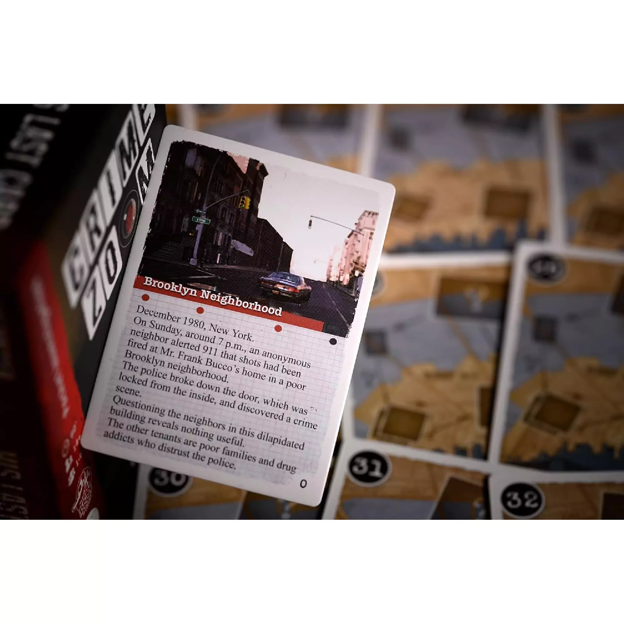 Egy nyomozókártya közelről, rajta „Brooklyn Neighborhood” címmel és 1980 decemberi gyilkossági eset leírásával – Crime Zoom: His Last Card társasjáték.