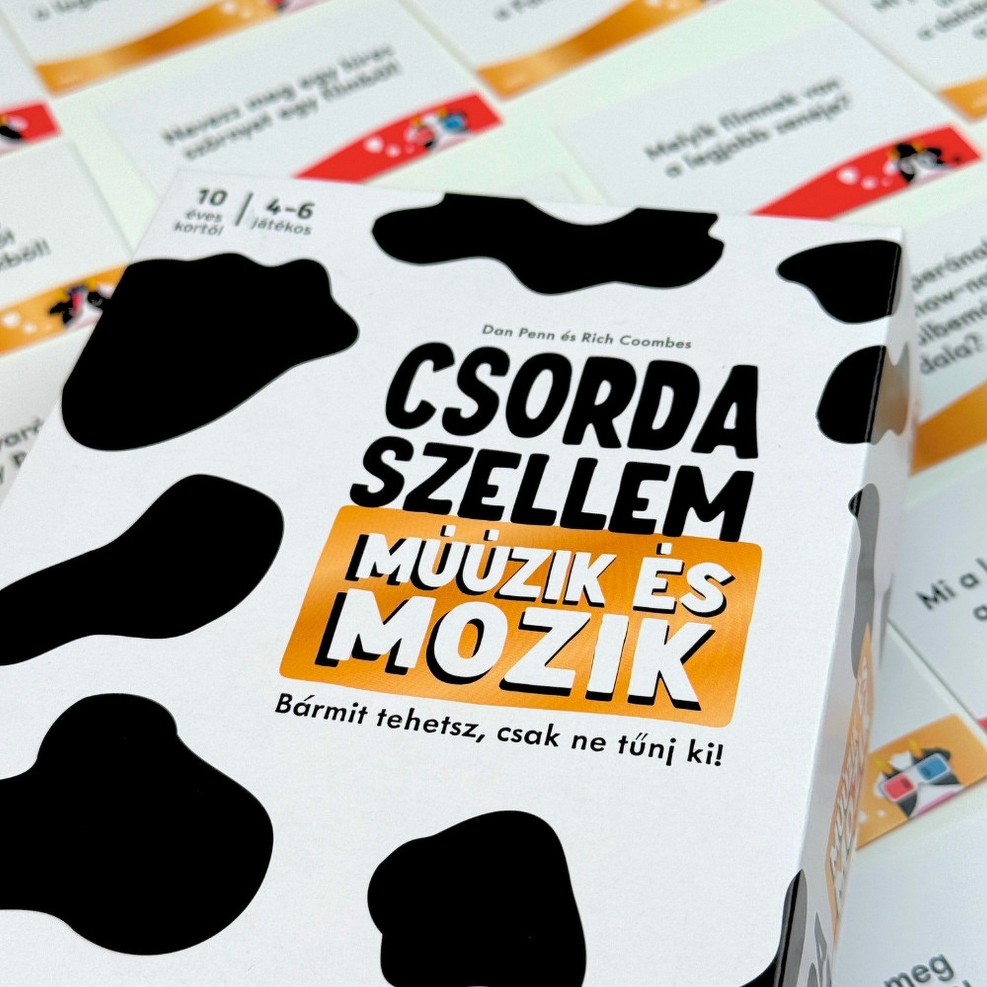 Csorda Szellem – Műüzik és Mozik társasjáték doboza és kérdéskártyák közelről, filmes és zenei témákkal.