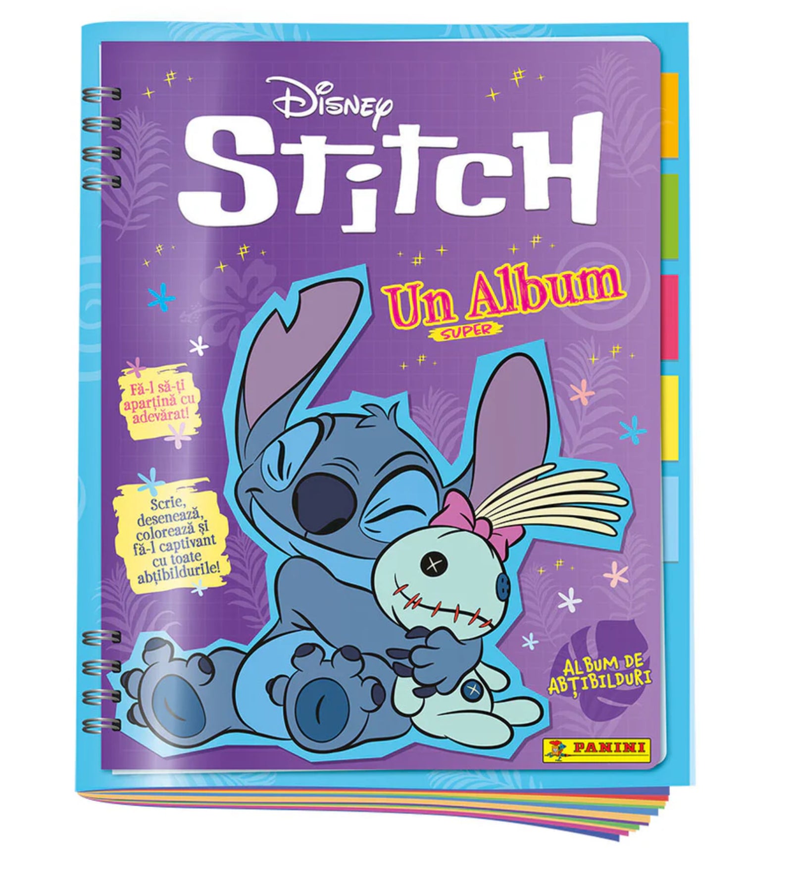 Disney Stitch – matricaalbum borítója lila háttérrel, középen Stitch plüssjátékot ölel, színes regiszterfülekkel és Panini logóval.