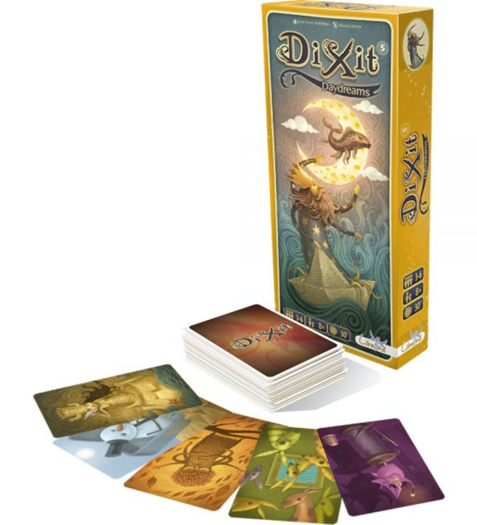 A Dixit Daydreams kiegészítő doboza és a kártyák láthatók a képen. A doboz borítóján egy álomszerű illusztráció jelenik meg, amely egy hullámzó tengeren álló papírhajót ábrázol, rajta egy koronás alak és egy hold repülő hallal. A doboz mellett színes, művészi illusztrációkkal díszített kártyák vannak szétszórva, amelyek a Dixit játék kreatív világát tükrözik.