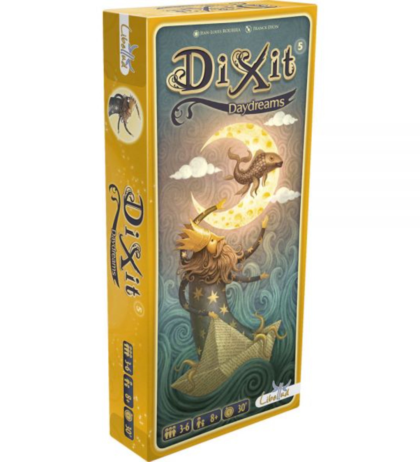 A Dixit Daydreams kiegészítő dobozának borítója látható, amely egy művészi, álomszerű illusztrációt ábrázol. A képen egy koronás figura szerepel csillagos ruhában, aki egy papírhajón áll hullámzó vízen. Az égbolton egy nagy hold látható, rajta egy repülő hallal. A dobozon a 'Dixit Daydreams' felirat és a Libellud logó is megjelenik.