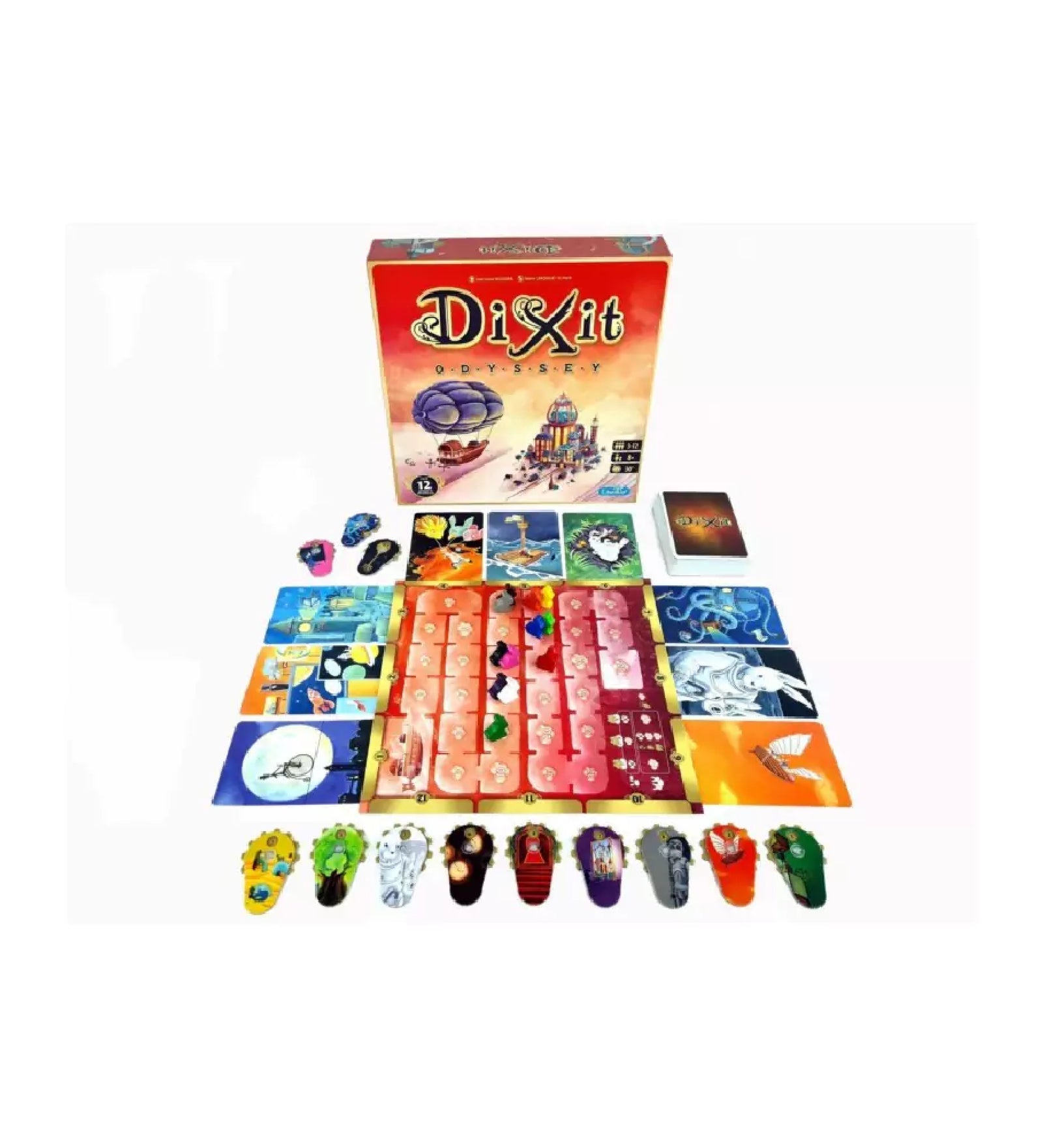 A Dixit Odyssey társasjáték teljes tartalma: játéktábla, kártyák, jelölők és doboz, színes és részletes grafikai elemekkel, játékra előkészítve.