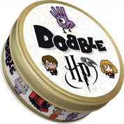 A Dobble: Harry Potter kiadásának aranyszínű fém doboza, amely ikonikus szereplőkkel és varázstárgyakkal van díszítve.