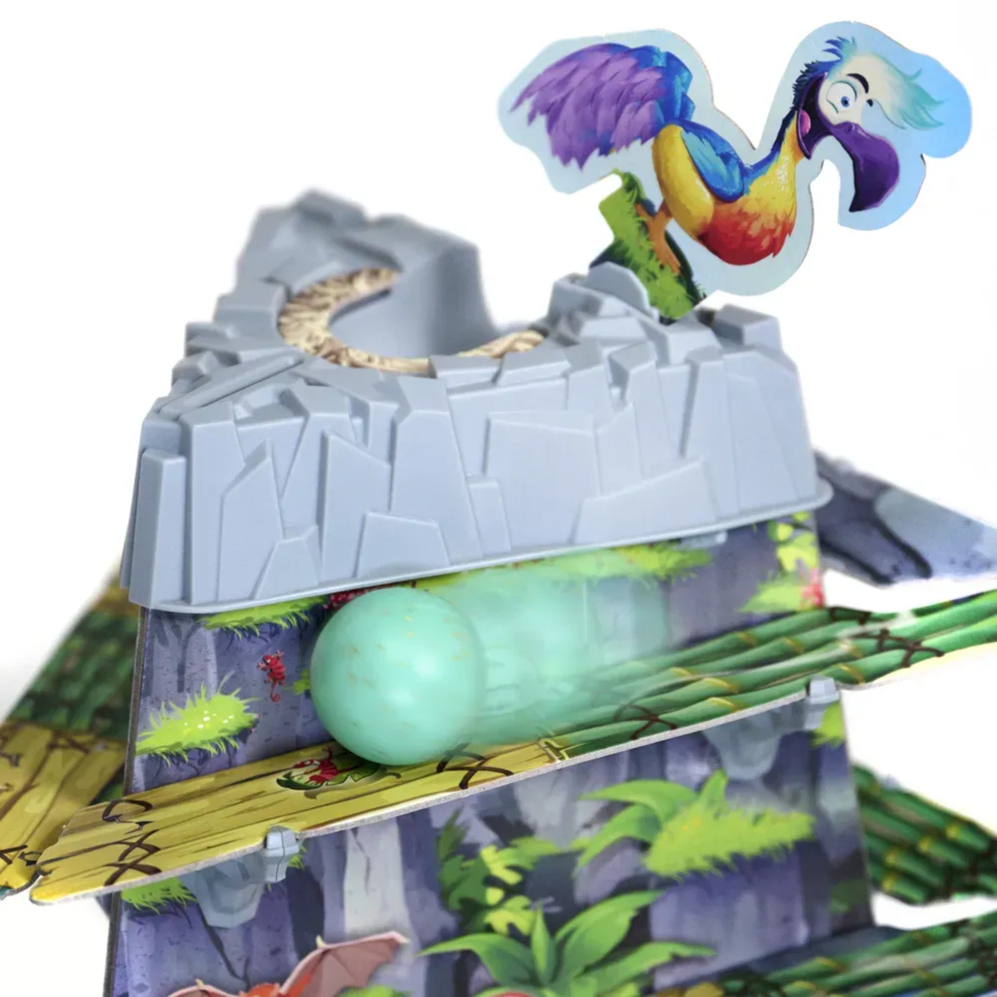 Dodo társasjáték – A játék tornyának részlete, guruló tojással és a dodo figurával a szikla tetején.
