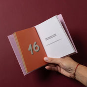 „Dolgok, amiket szeretek benned, Anya” ajándékkönyv nyitott 16-os oldalpárja, számozott bal oldallal és személyre szabható, kitöltendő mondattal a jobb oldalon.