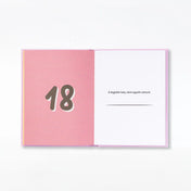 „Dolgok, amiket szeretek benned, Anya” magyar kitölthető ajándékkönyv nyitott 18-as oldala, rózsaszín számozott bal oldallal és kitöltendő, személyes üzenetre szánt jobb oldallal.