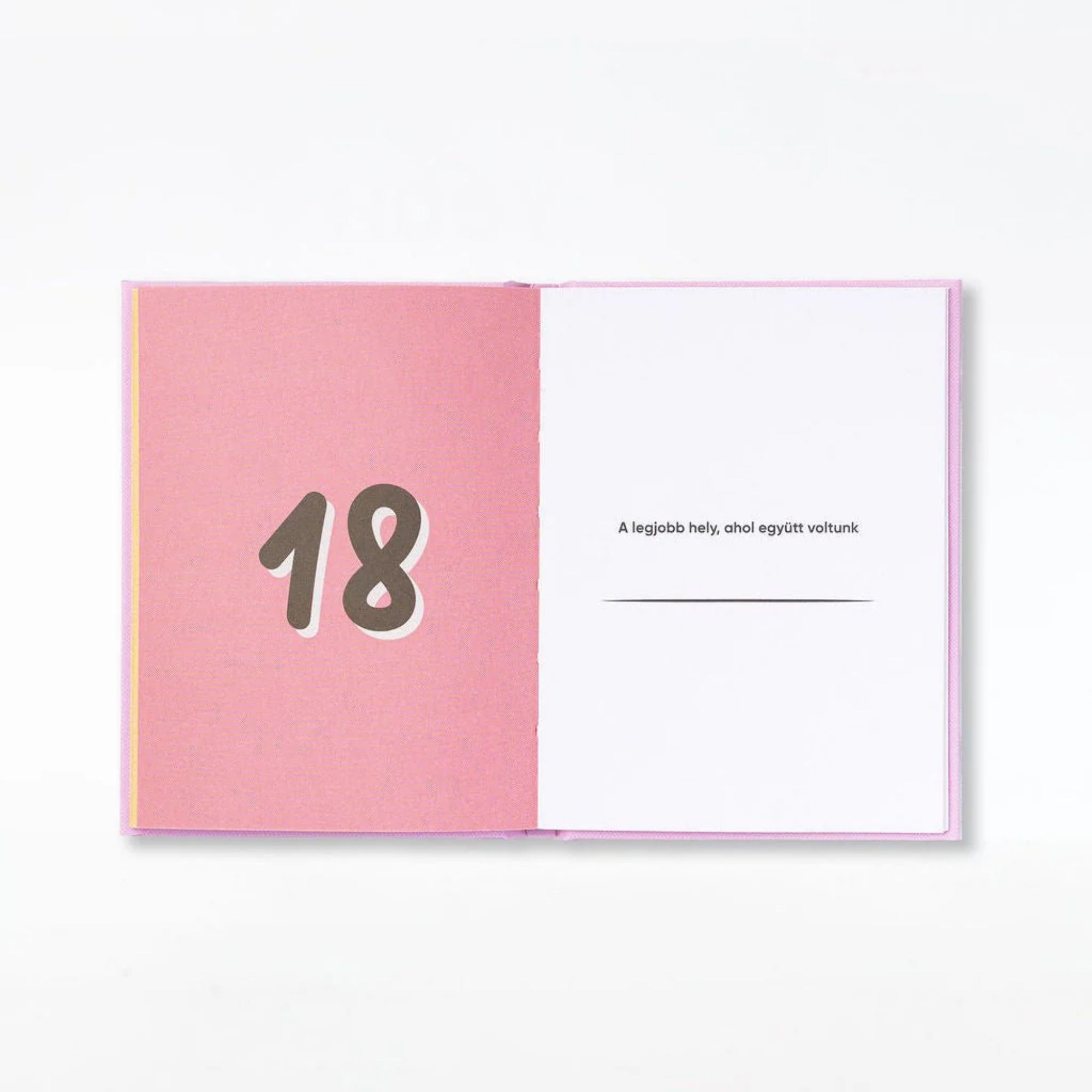 „Dolgok, amiket szeretek benned, Anya” magyar kitölthető ajándékkönyv nyitott 18-as oldala, rózsaszín számozott bal oldallal és kitöltendő, személyes üzenetre szánt jobb oldallal.