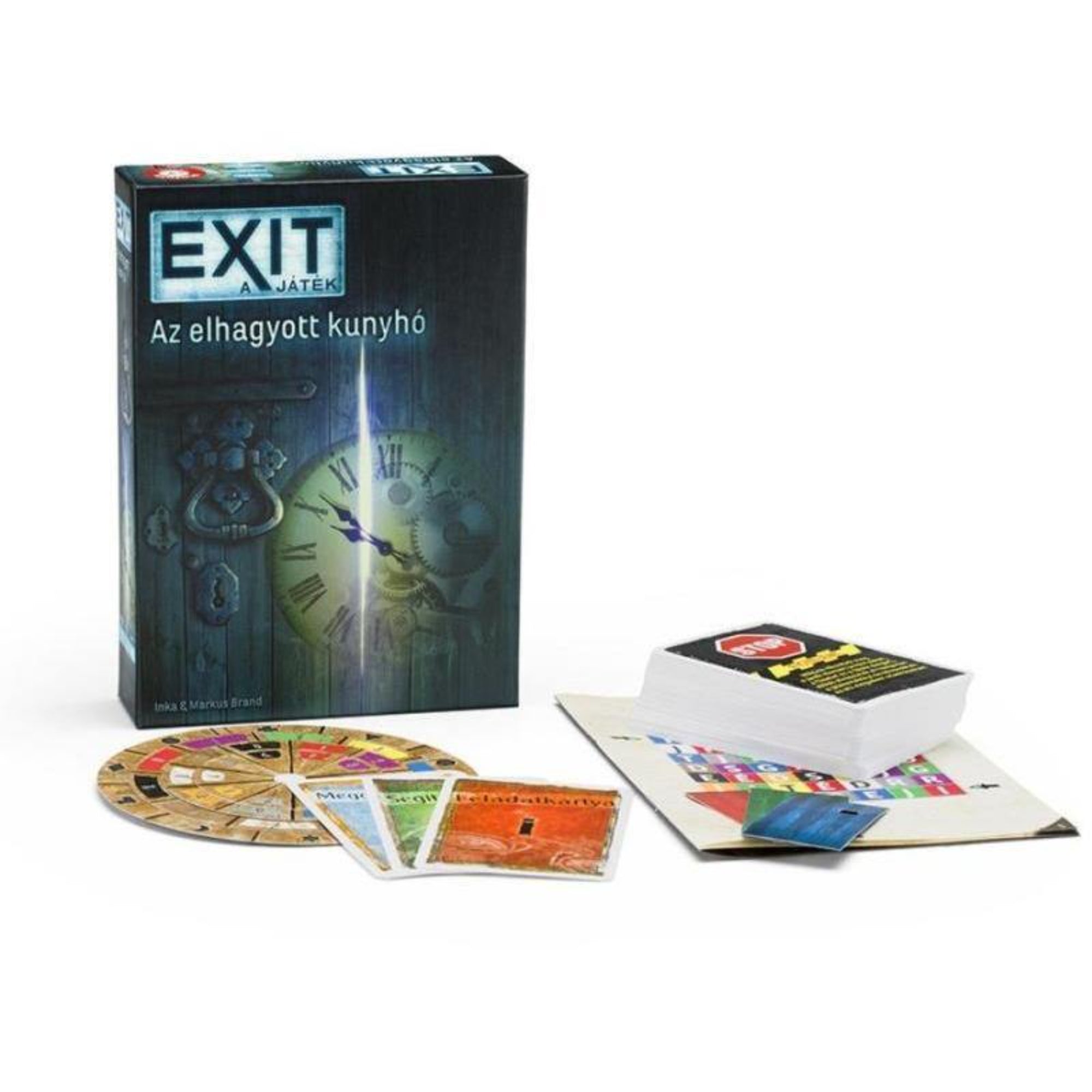 Az EXIT – Az elhagyott kunyhó társasjáték doboza kinyitva, mellette a játékelemek: dekódkorong, pakli kártya, segédletek és egyéb rejtélyes papírlapok.