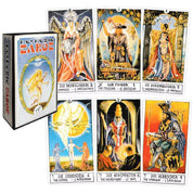 A képen az Eclectic Tarot kártyacsomag doboza és néhány lapja látható, amelyek lenyűgöző, részletgazdag illusztrációkkal mutatják be a klasszikus tarot archetípusokat. A doboz bal oldalon áll, rajta a világ kártya egyedi ábrázolása. A kiterített kártyákon ikonikus figurák jelennek meg, mint az Uralkodónő (Die Herrscherin), a Mágus (Der Magier), a Főpapnő (Die Hohepriesterin), a Szeretők (Die Liebenden), a Főpap (Der Hohepriester) és az Uralkodó (Der Herrscher). A lapokon több nyelven, köztük németül, angolu