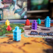 Ethnos – 2. kiadás játéktábla közelről, különböző színű pagoda figurákkal a területeken, stratégiai elrendezésben.